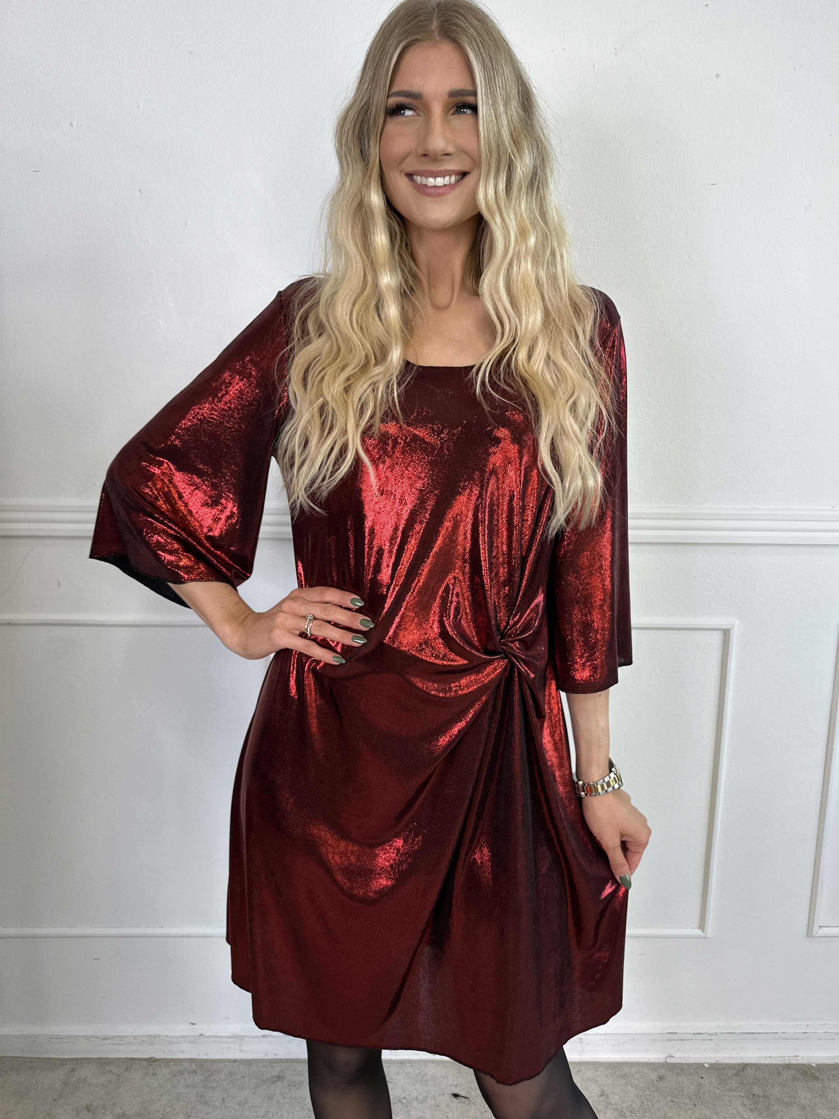 Roxy - Klänning i glansigt material med elegant knutdetalj